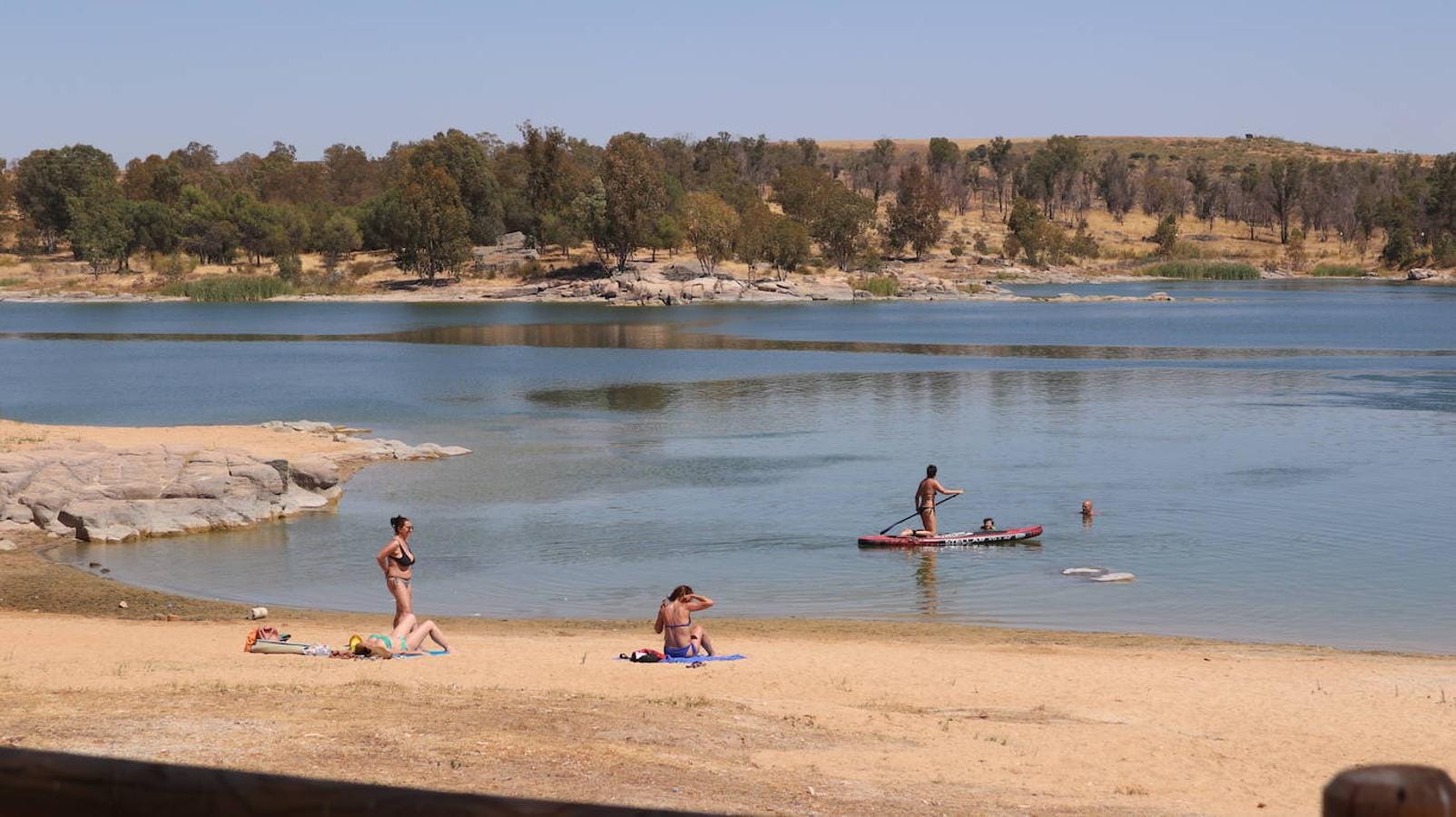 Bañistas en aguas de Proserpina este verano.