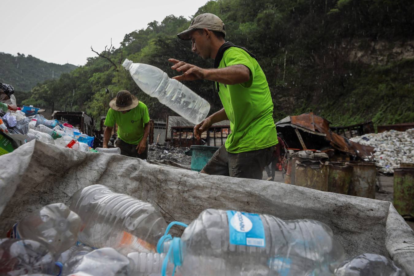 Fotos: La basura sale del mar y encuentra un camino reciclable en Venezuela