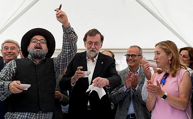 El expresidente del Gobierno, Mariano Rajoy, junto a la expresidenta del Congreso, Ana Pastor, en la Fiesta de la Vendimia de Leioro. 