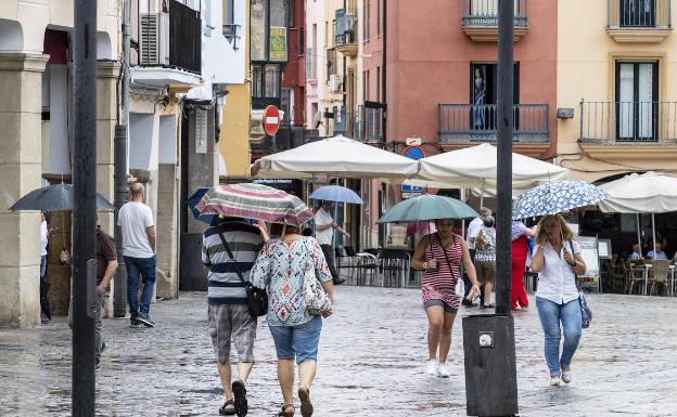 Imagen de la lluvia esta mañana, aunque débil, en Plasencia. | Vídeo de una tormeta en Barcarrota, esta tarde