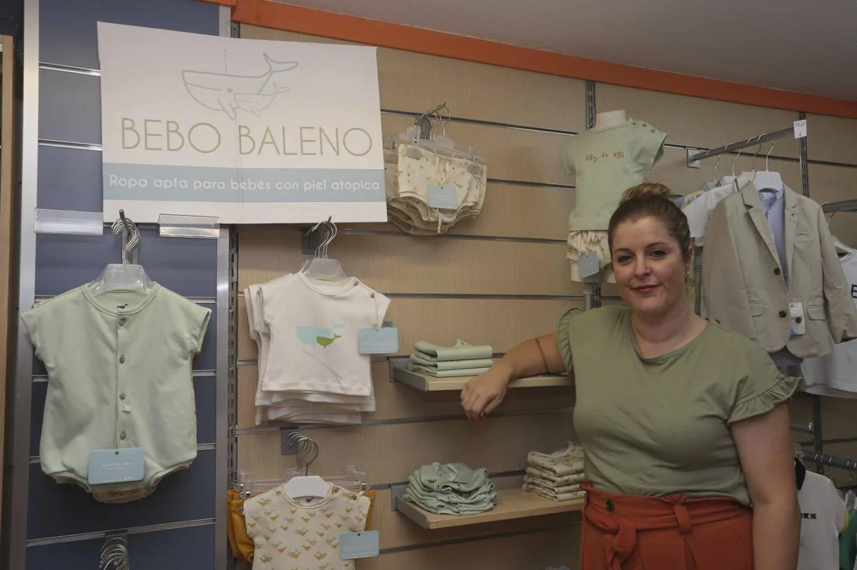 Laura Pizarro, creadora de la marca Bebo Baleno, en la tienda Bámbola. :: j.m. romero