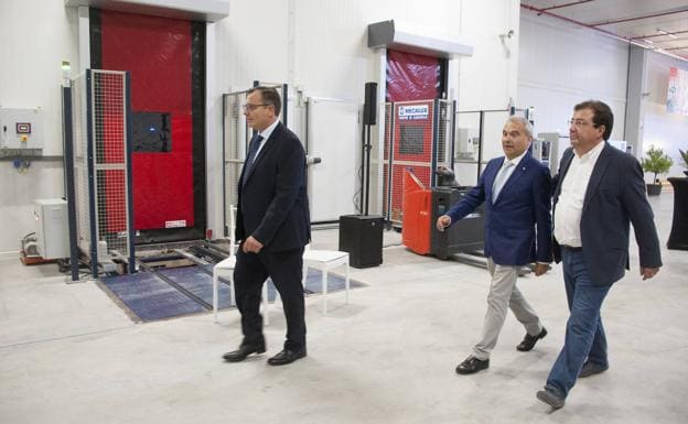 El director de Monliz, Pablo Da Rold, Fragoso y Vara recorren las instalaciones, ayer, durante la inauguración.