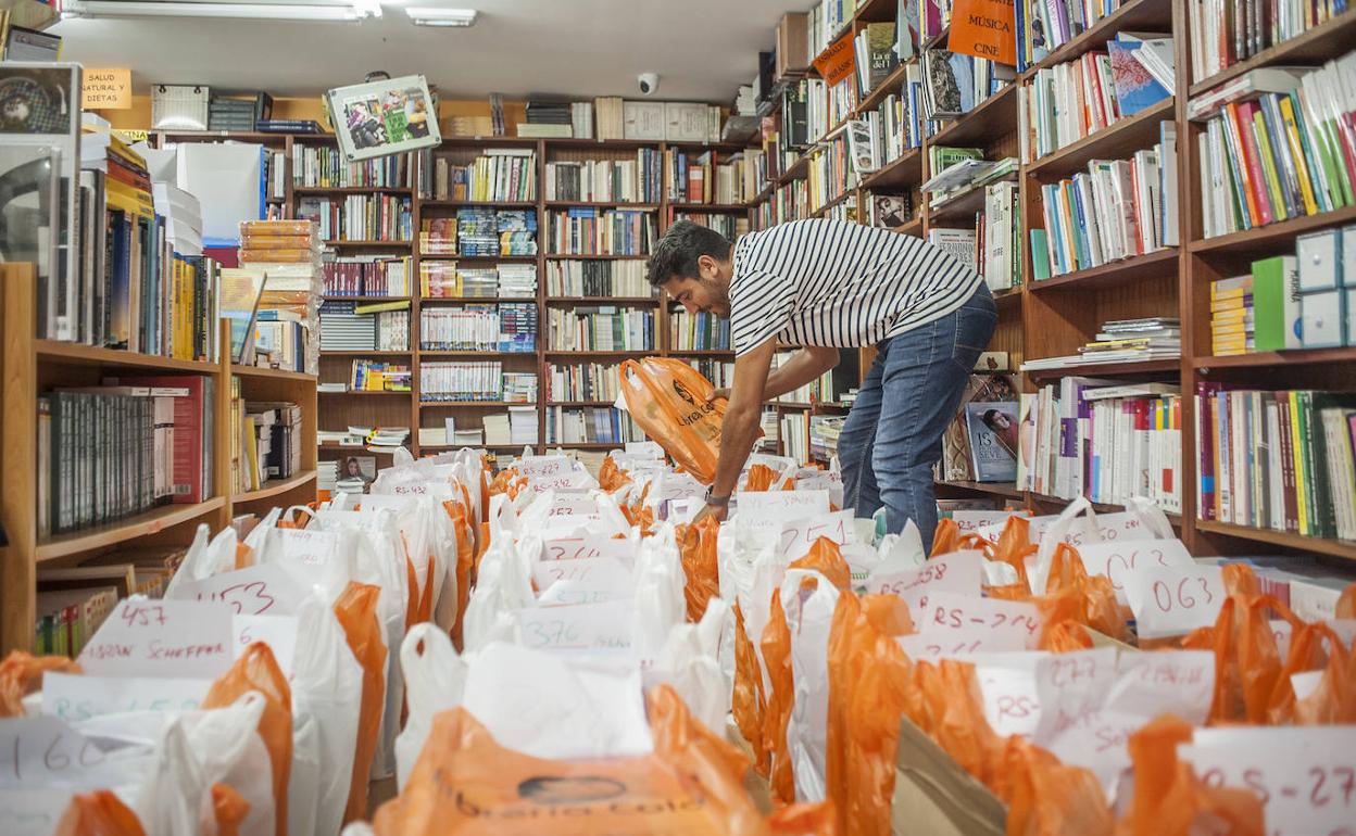 Lotes de libros preparados para el comienzo del curso en la librería Colón de Badajoz.