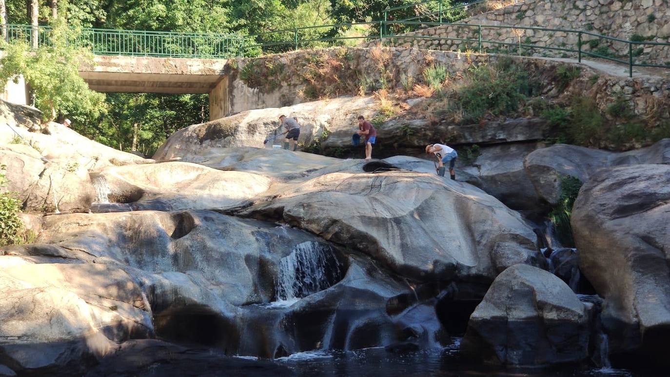 Fotos: Las lluvias llenan de lodo y cenizas las zonas de baño de Garganta la Olla y Jaraíz