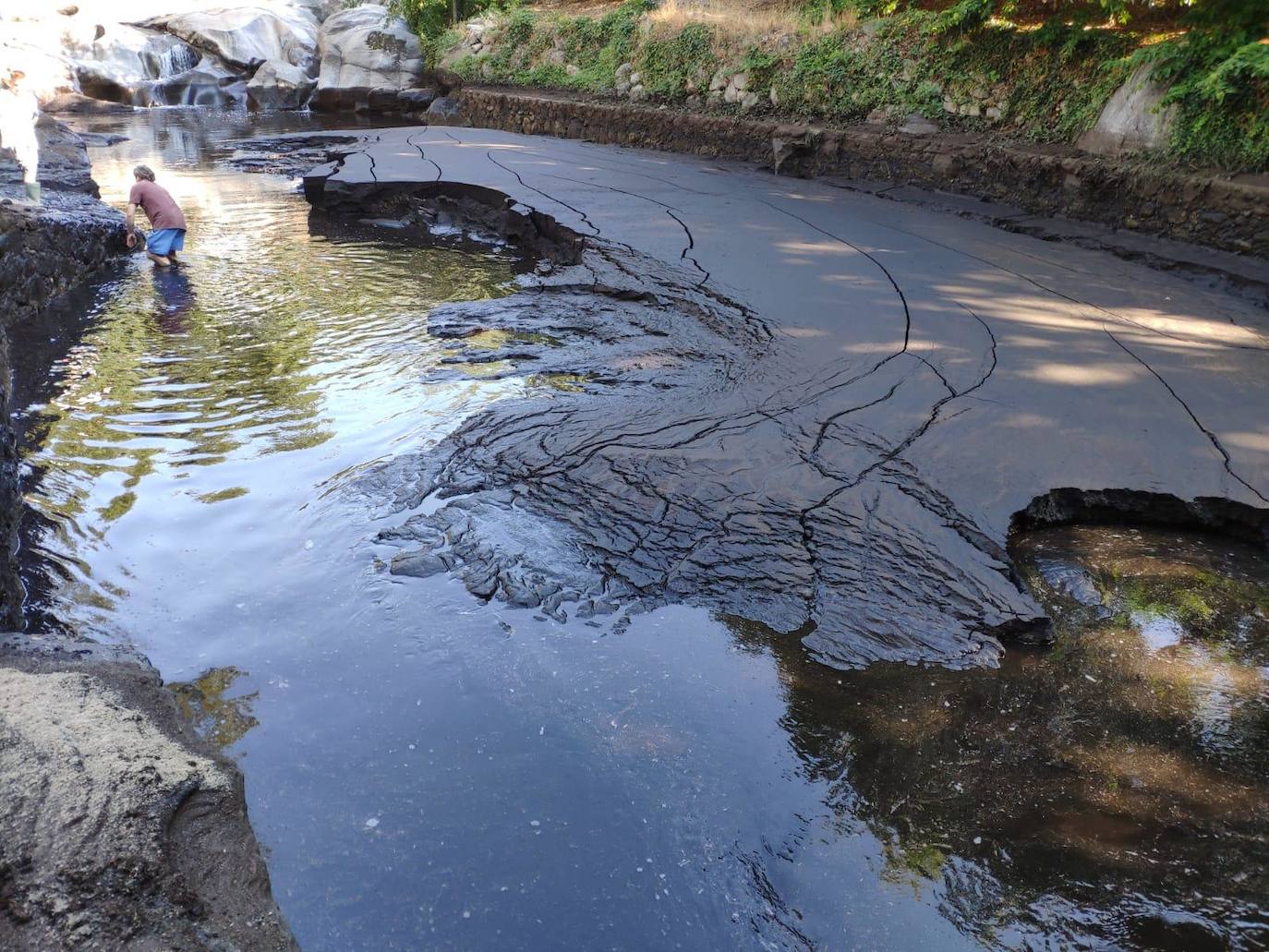 Fotos: Las lluvias llenan de lodo y cenizas las zonas de baño de Garganta la Olla y Jaraíz