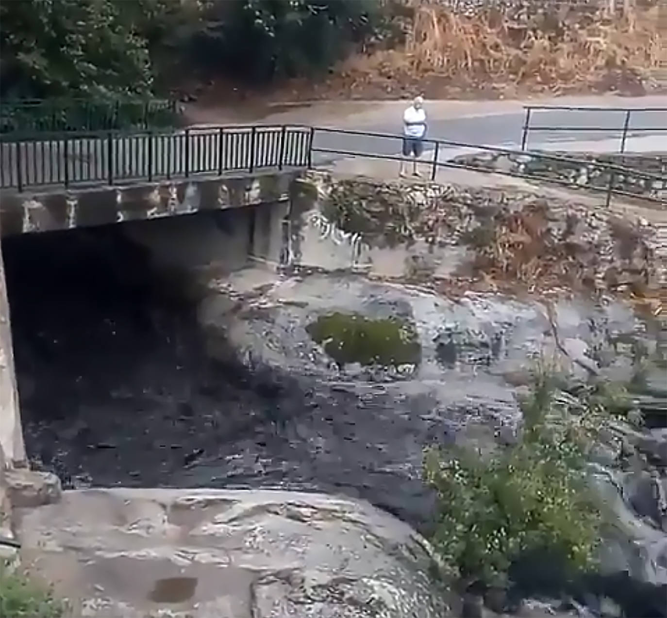 Fotos: Las lluvias llenan de lodo y cenizas las zonas de baño de Garganta la Olla y Jaraíz