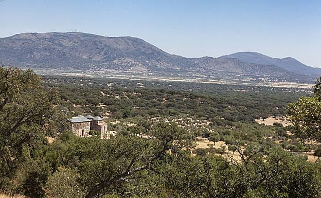 El templo está en el término municipal de Alcuéscar, en las estribaciones de la sierra del Centinela.