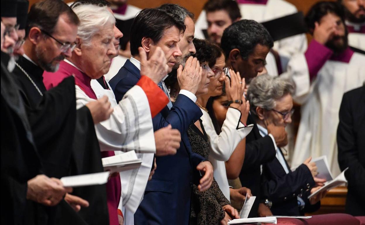 Conte, en el centro de la imagen, se santigua en una misa en la basílica de San Pedro.