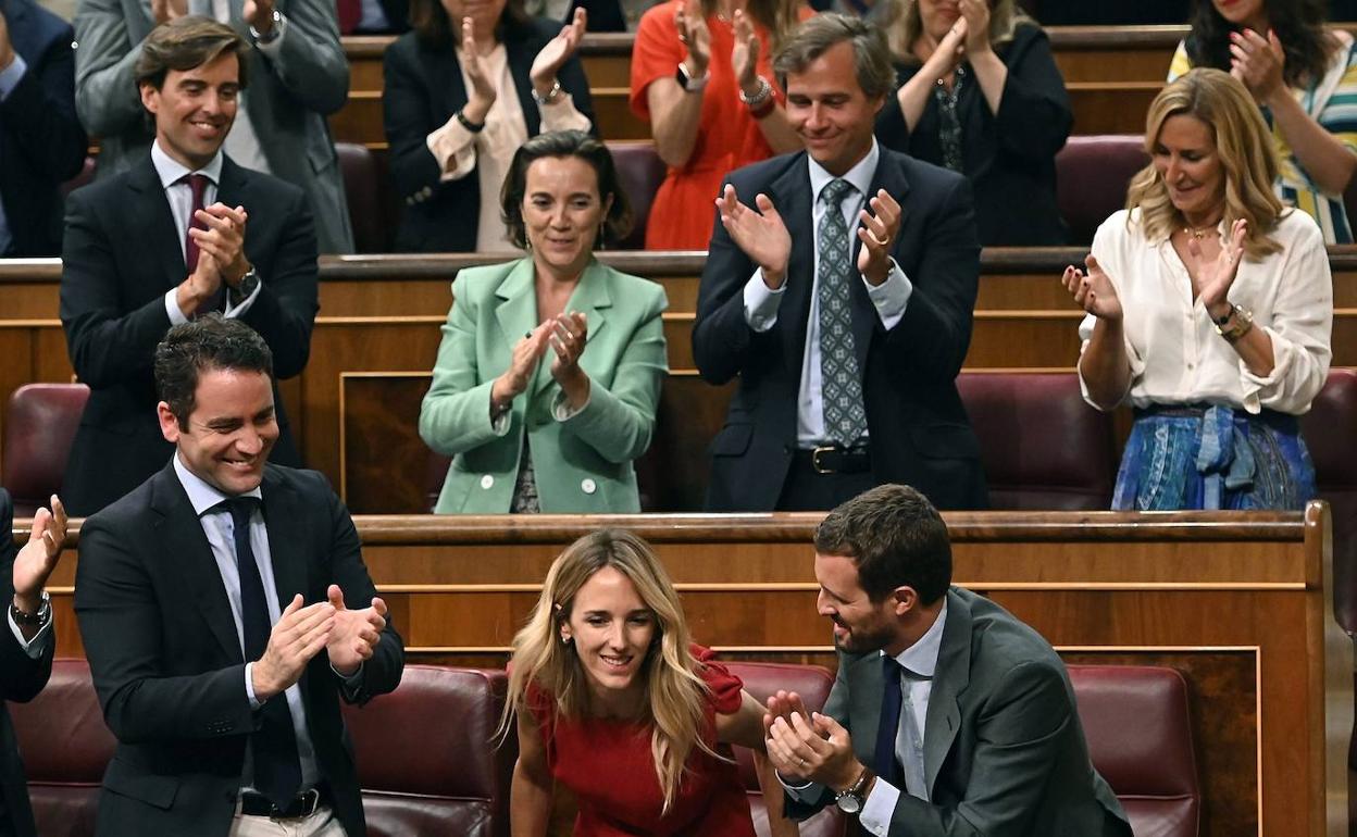 La portavoz del Partido Popular en el Congreso, Cayetana Álvarez de Toledo (d), recibe el aplauso del líder popular, Pablo Casado (d) y del secretario general del partido, Teodoro García Egea (i), tras su intervención en el pleno extraordinario celebrado este jueves en el Congreso de los Diputados, para dar explicaciones acerca de la crisis del Open Arms.