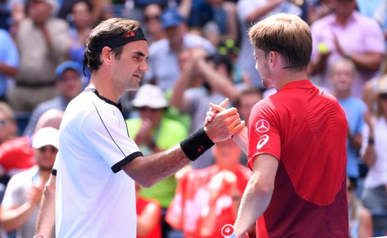 Roger Federer (i) saluda a David Goffin (d) tras derrotarle en el US Open.