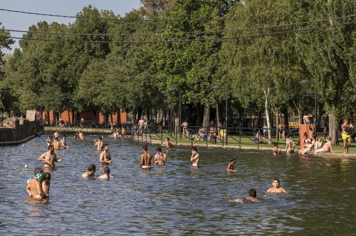 Uno de los canales de baño en la Isla, que se convierte en una de las paradas habituales del verano. :: Hoy