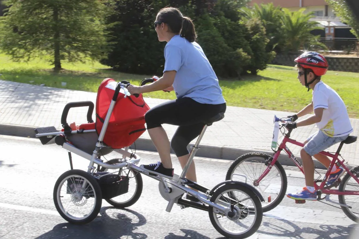 Una ciclista con un carrito de bebé en el recorrido. :: J.M. ROMERO