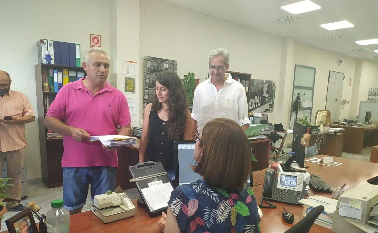 Podemos ha entregado las firmas en la Asamblea de Extremadura:: HOY