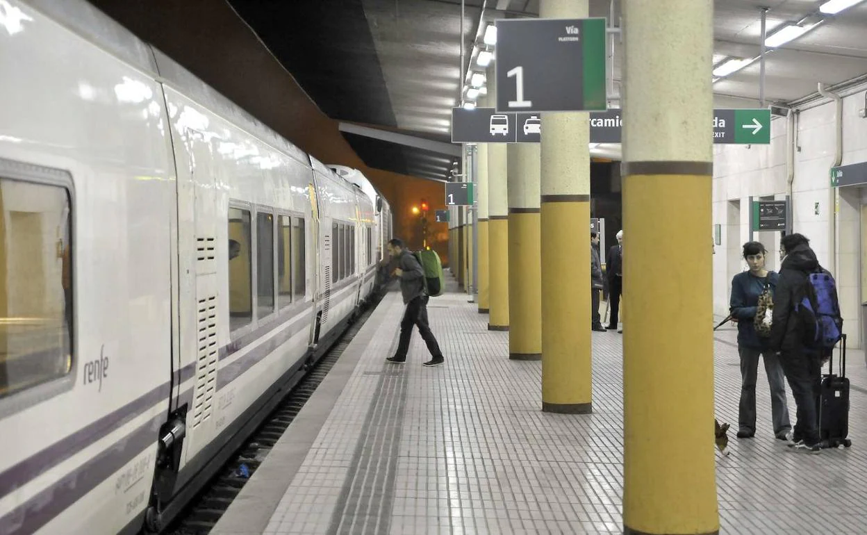 Viajeros se suben a un tren Talgo en la estación de Badajoz. 