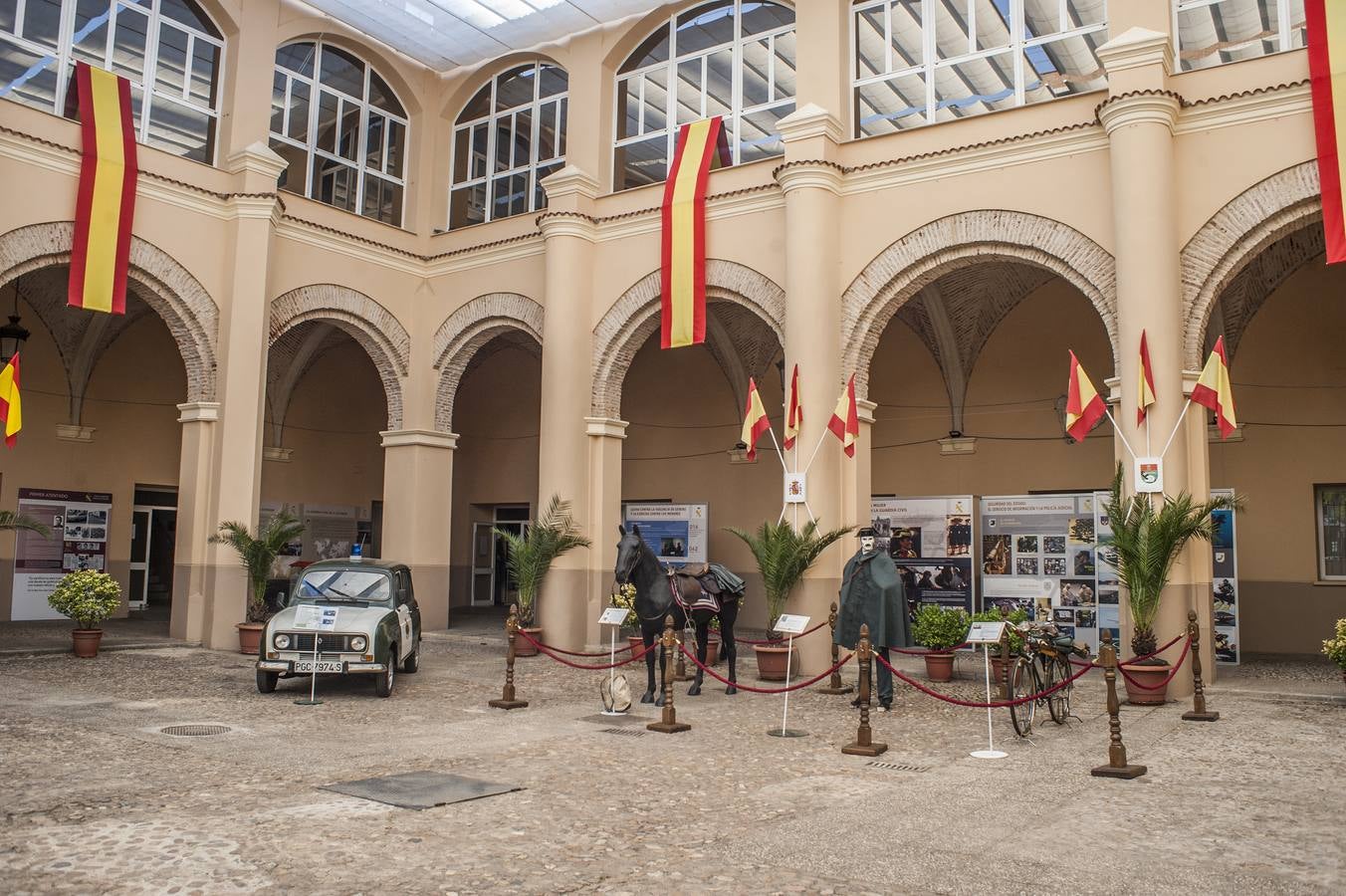 Fotos: Exposición sobre los 175 años de la Guardia Civil