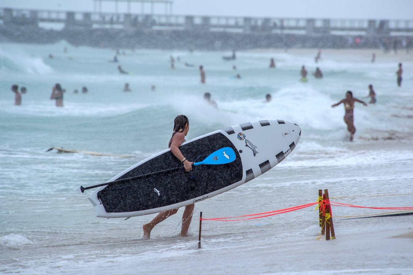 Fotos: Las olas de Dorian hacen felices a los surfistas en Miami Beach