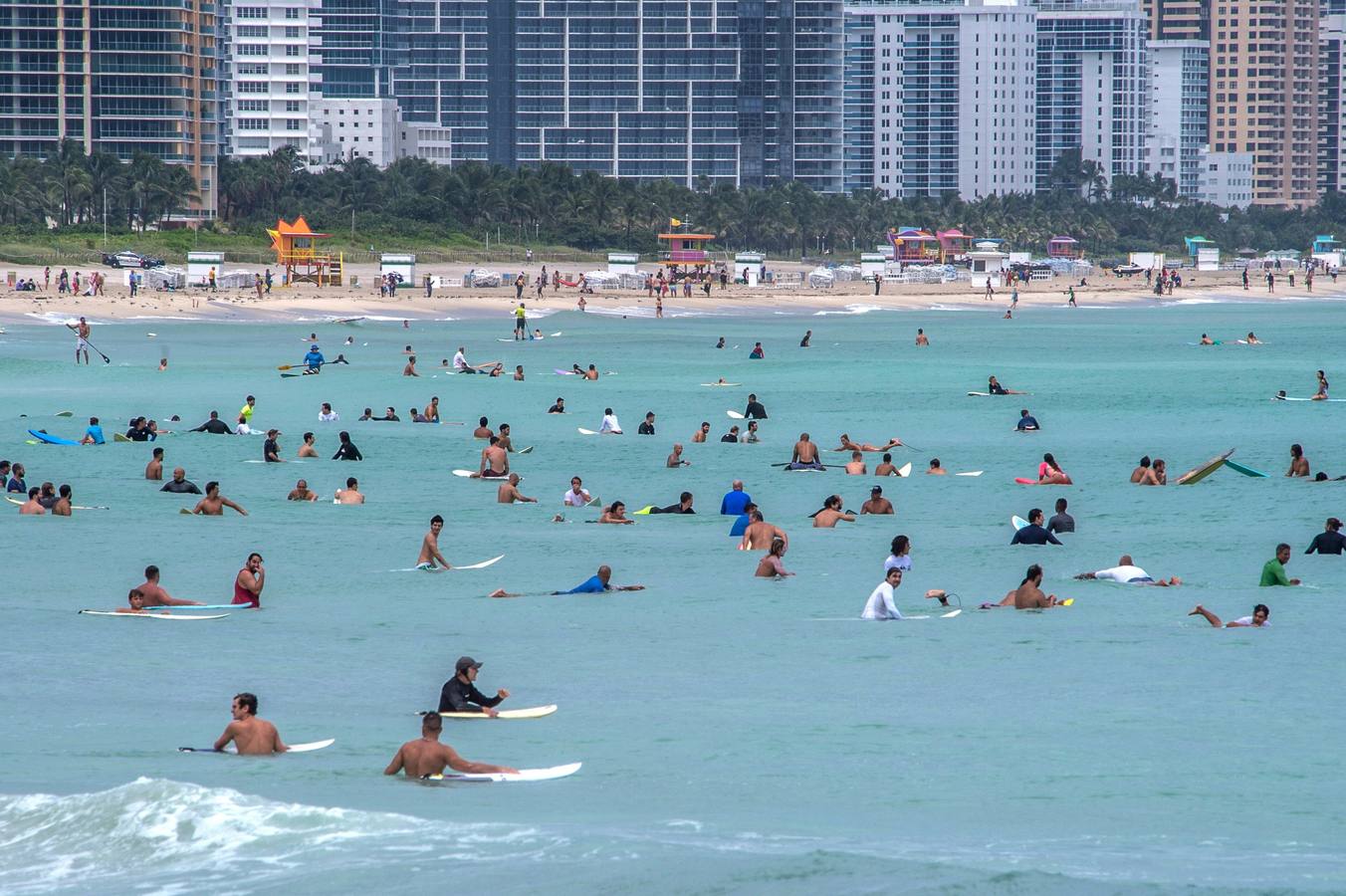 Fotos: Las olas de Dorian hacen felices a los surfistas en Miami Beach