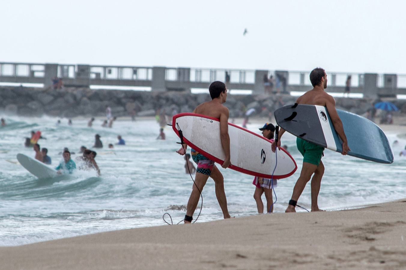 Fotos: Las olas de Dorian hacen felices a los surfistas en Miami Beach