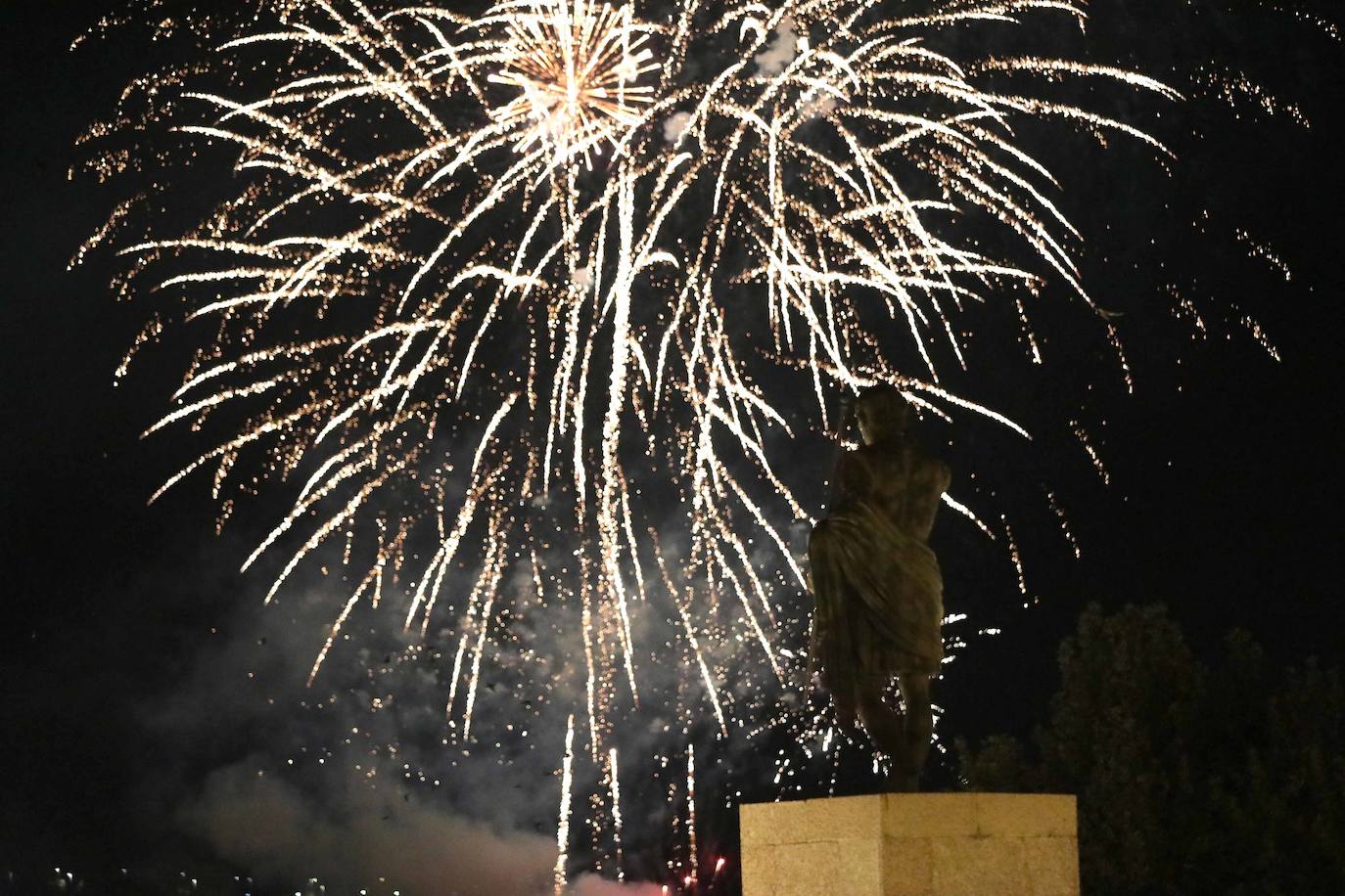 Los emeritenses despidieron ayer sus fiestas con el espectáculo de pirotecnia