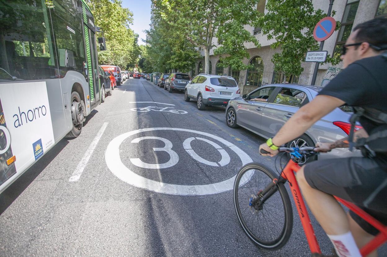Un ciclista circulando ayer por el carril compartido entre coches y bicicletas de la Avenida de España, recientemente pintado . :: JORGE REY