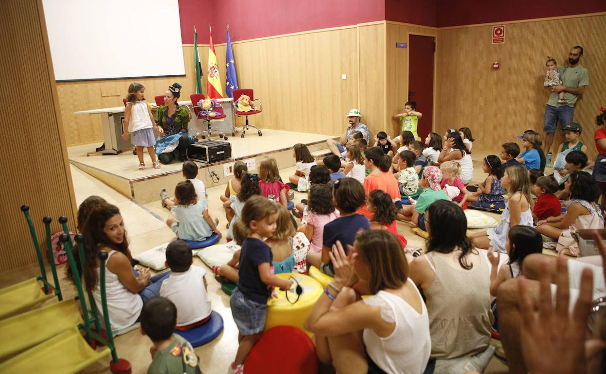 Última sesión de cuentacuentos en la biblioteca de Cáceres