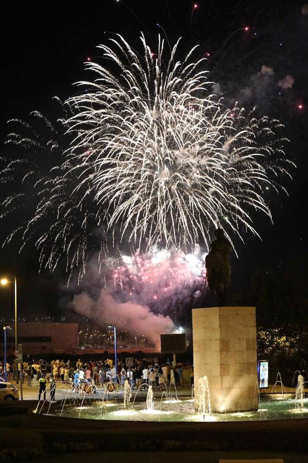 Los emeritenses despidieron ayer sus fiestas con el espectáculo de pirotecnia