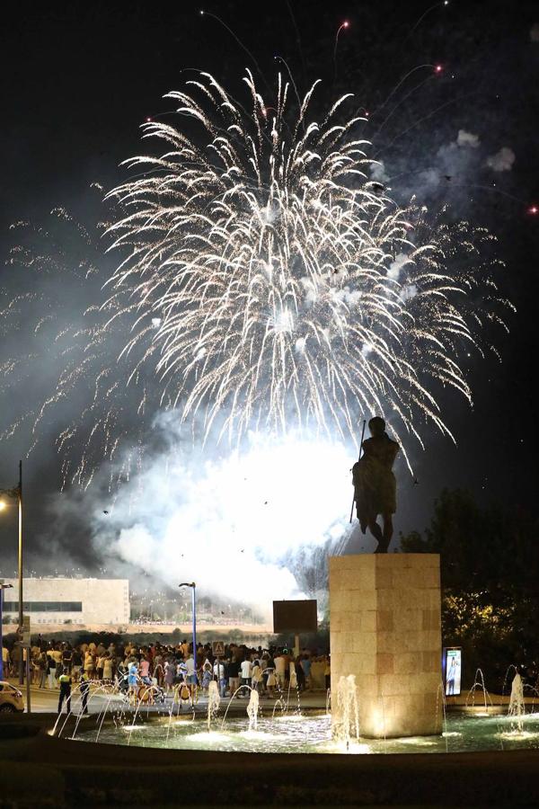 Los emeritenses despidieron ayer sus fiestas con el espectáculo de pirotecnia
