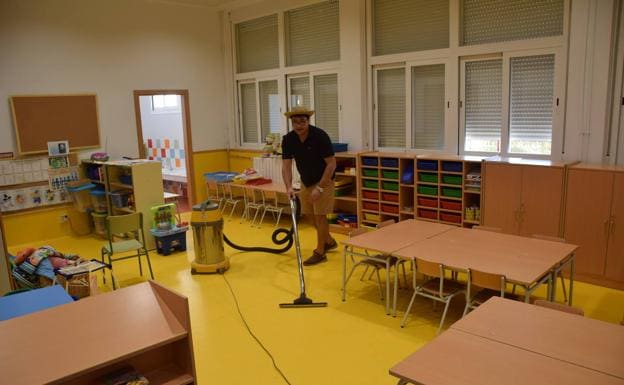 Imagen principal - Madroñera limpia el colegio y la guardería con grupos de voluntarios