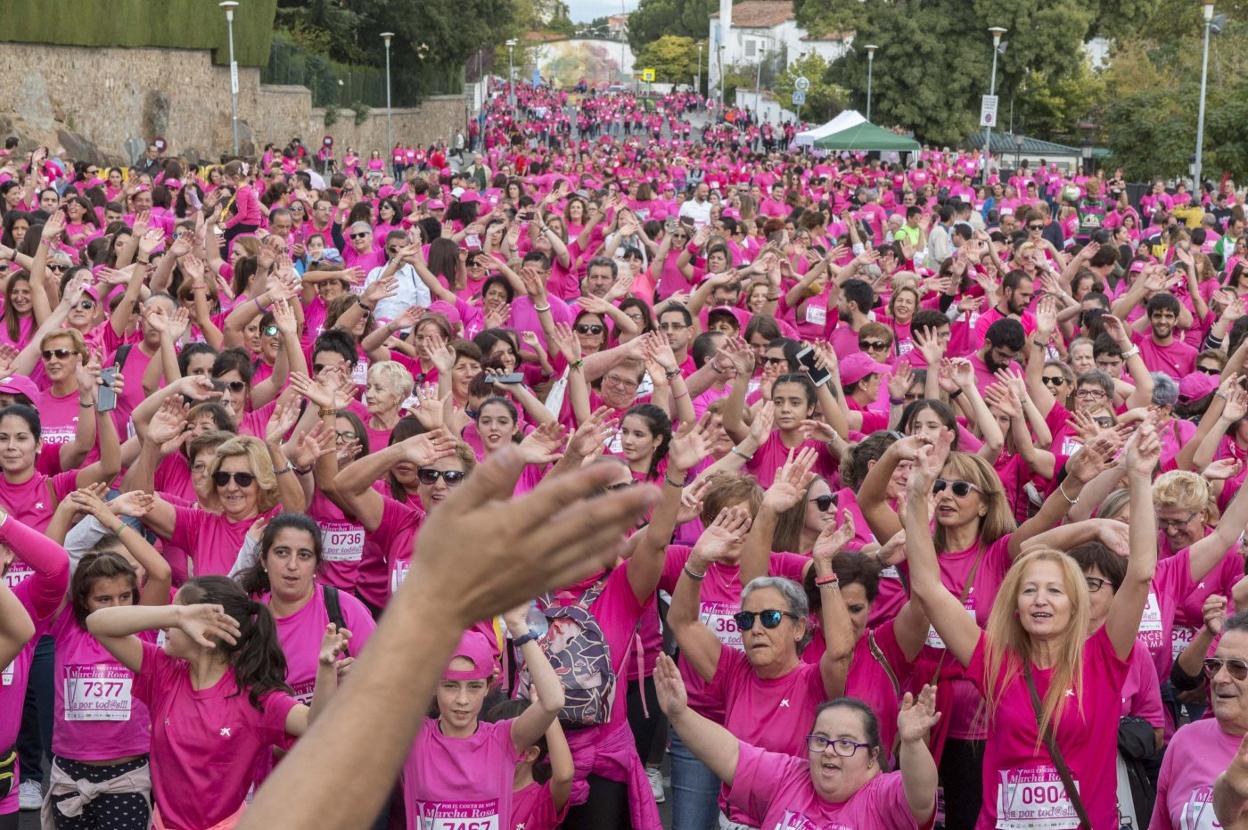 Asistentes a una de las pasadas ediciones de la Marcha Rosa. :: Hoy