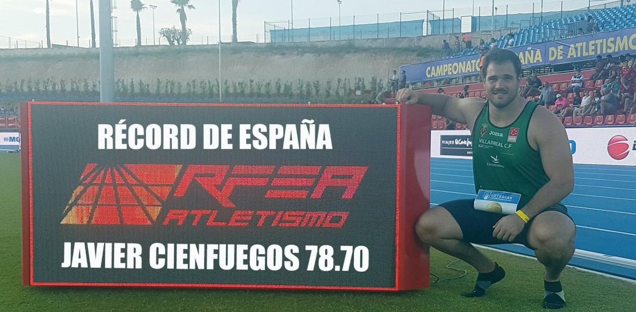 Javier Ciefuegos posa con su nuevo récord de España de 78,70 logrado tras conquistar su noveno título en la nueva pista de La Nucía. :: RFEA