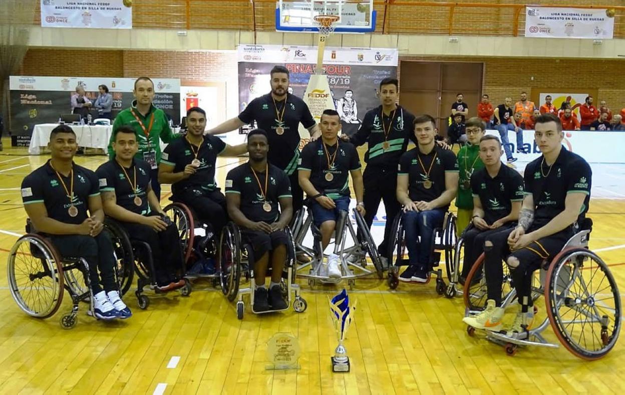 El Mideba, con el trofeo de tercero en la División de Honor, la mejor liga del mundo. :: mideba extremadura