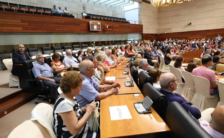 Fotos: Homenaje a las víctimas del terrorismo, en el hemiciclo de la Asamblea de Extremadura 