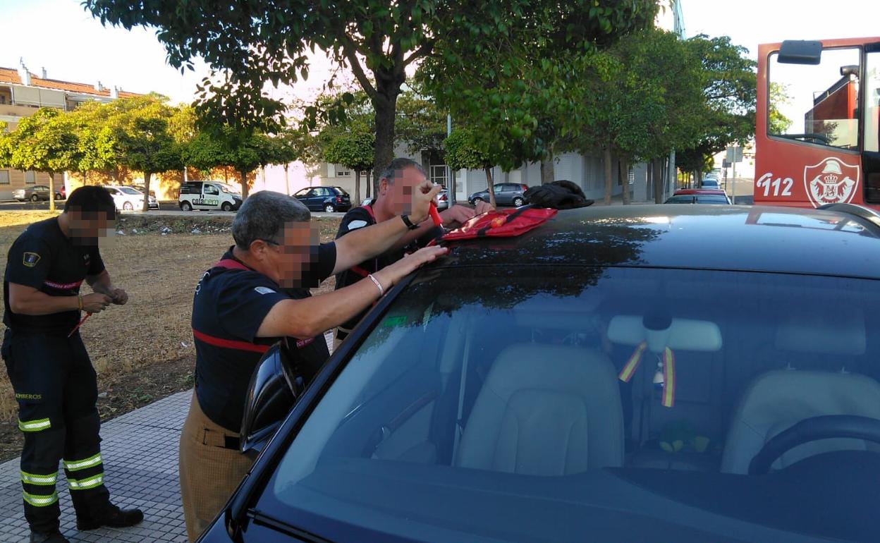 Los bomberos durante el rescate de un niño esta mañana en la calle Hermanos Vidarte. 