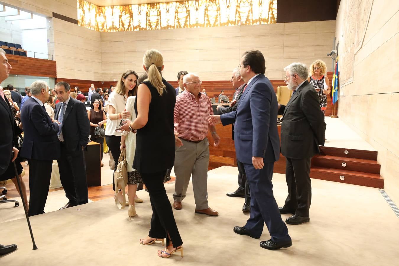 Fotos: Homenaje a las víctimas del terrorismo, en el hemiciclo de la Asamblea de Extremadura