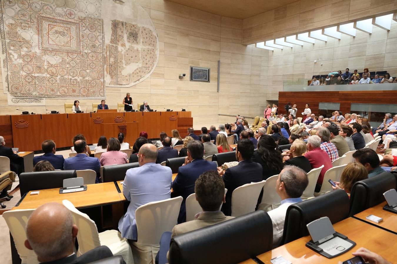 Fotos: Homenaje a las víctimas del terrorismo, en el hemiciclo de la Asamblea de Extremadura