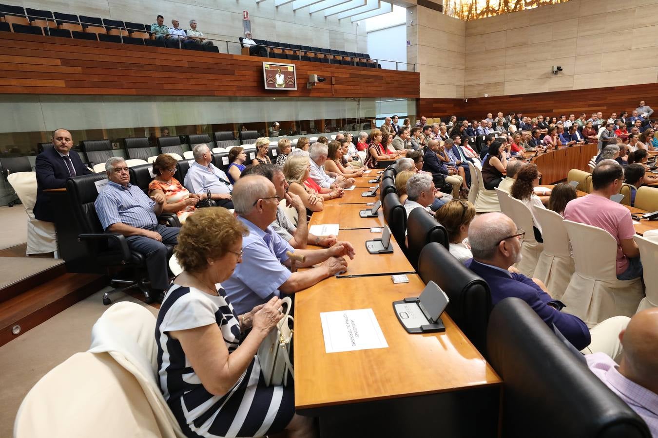 Fotos: Homenaje a las víctimas del terrorismo, en el hemiciclo de la Asamblea de Extremadura