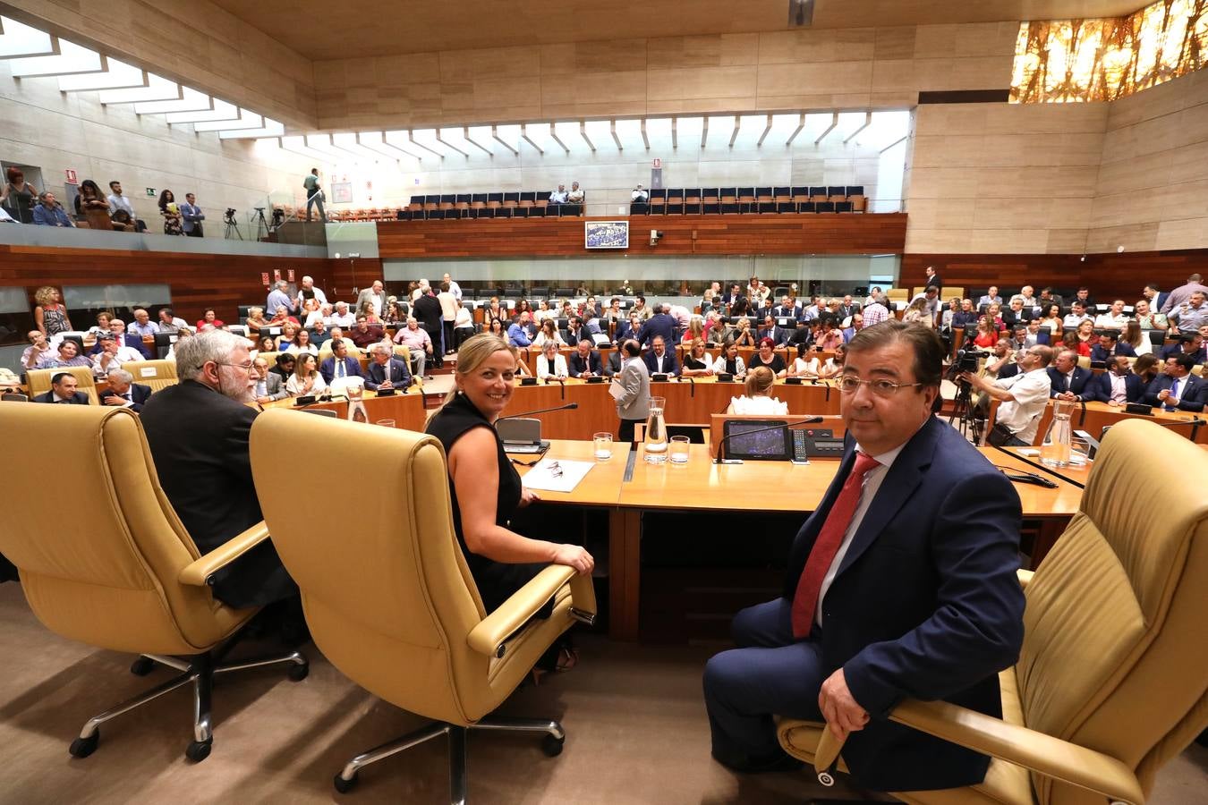 Fotos: Homenaje a las víctimas del terrorismo, en el hemiciclo de la Asamblea de Extremadura