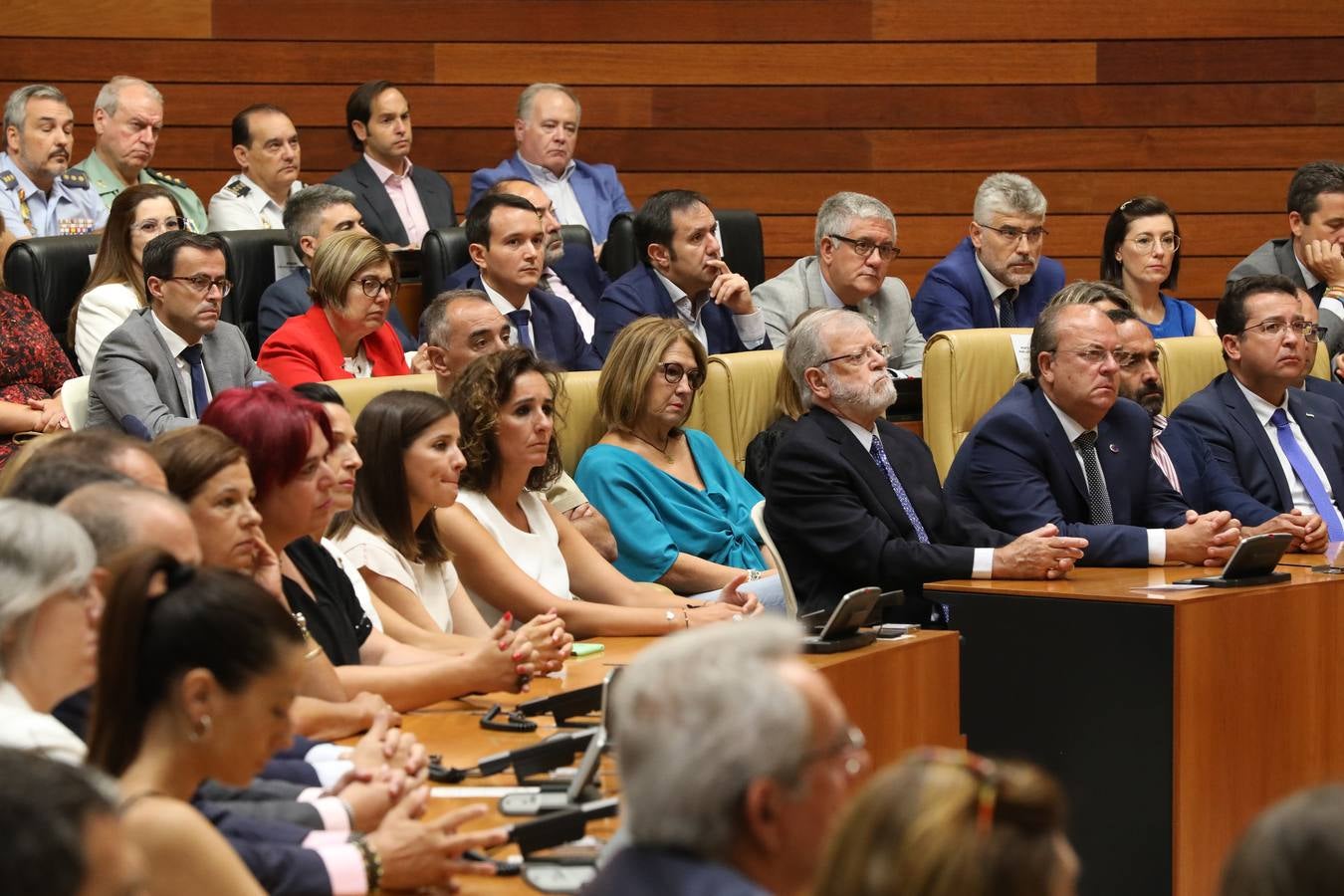 Fotos: Homenaje a las víctimas del terrorismo, en el hemiciclo de la Asamblea de Extremadura