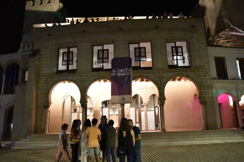 Cómicos, poetas, músicos, pintores, bailarines, actores y creativos llenaron las plazas del Casco Antiguo en la décima edición de la Noche en Blanco, menos multitudinaria por el puente