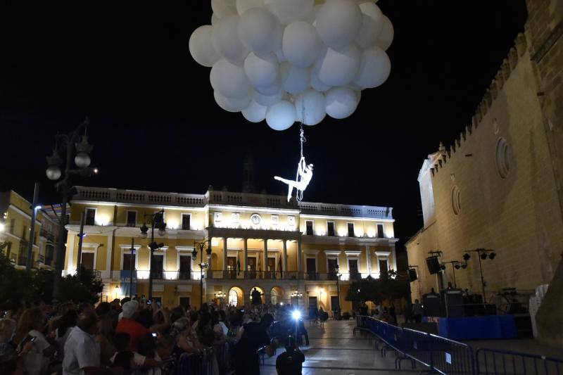Cómicos, poetas, músicos, pintores, bailarines, actores y creativos llenaron las plazas del Casco Antiguo en la décima edición de la Noche en Blanco, menos multitudinaria por el puente