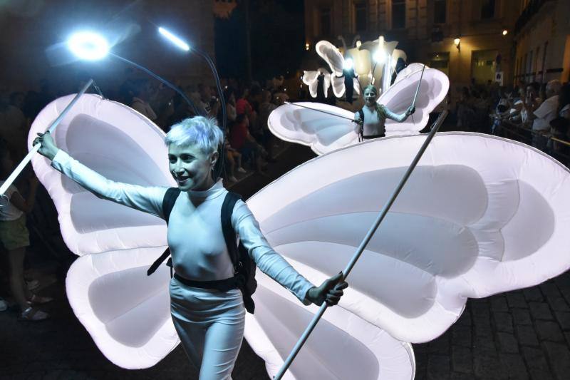Cómicos, poetas, músicos, pintores, bailarines, actores y creativos llenaron las plazas del Casco Antiguo en la décima edición de la Noche en Blanco, menos multitudinaria por el puente