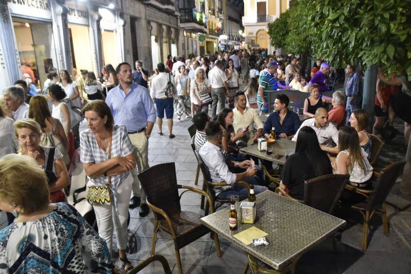 Cómicos, poetas, músicos, pintores, bailarines, actores y creativos llenaron las plazas del Casco Antiguo en la décima edición de la Noche en Blanco, menos multitudinaria por el puente