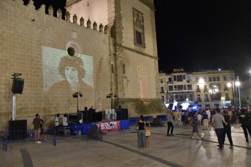 Cómicos, poetas, músicos, pintores, bailarines, actores y creativos llenaron las plazas del Casco Antiguo en la décima edición de la Noche en Blanco, menos multitudinaria por el puente