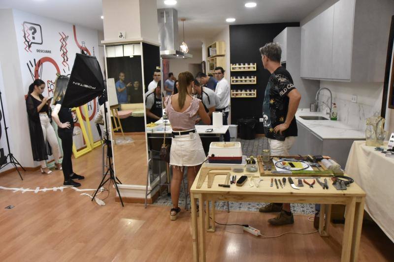 Cómicos, poetas, músicos, pintores, bailarines, actores y creativos llenaron las plazas del Casco Antiguo en la décima edición de la Noche en Blanco, menos multitudinaria por el puente