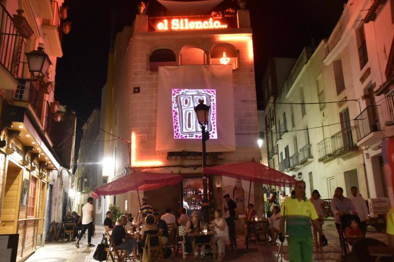 Cómicos, poetas, músicos, pintores, bailarines, actores y creativos llenaron las plazas del Casco Antiguo en la décima edición de la Noche en Blanco, menos multitudinaria por el puente