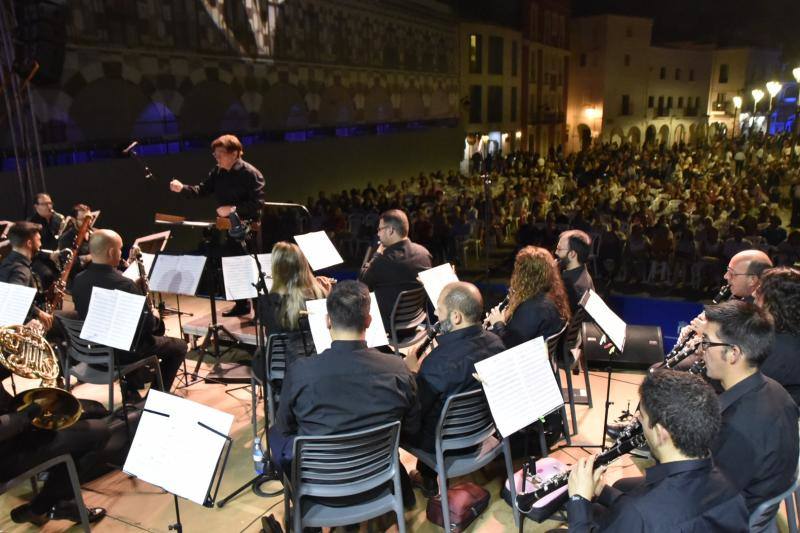 Cómicos, poetas, músicos, pintores, bailarines, actores y creativos llenaron las plazas del Casco Antiguo en la décima edición de la Noche en Blanco, menos multitudinaria por el puente
