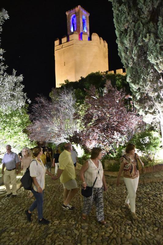 Cómicos, poetas, músicos, pintores, bailarines, actores y creativos llenaron las plazas del Casco Antiguo en la décima edición de la Noche en Blanco, menos multitudinaria por el puente