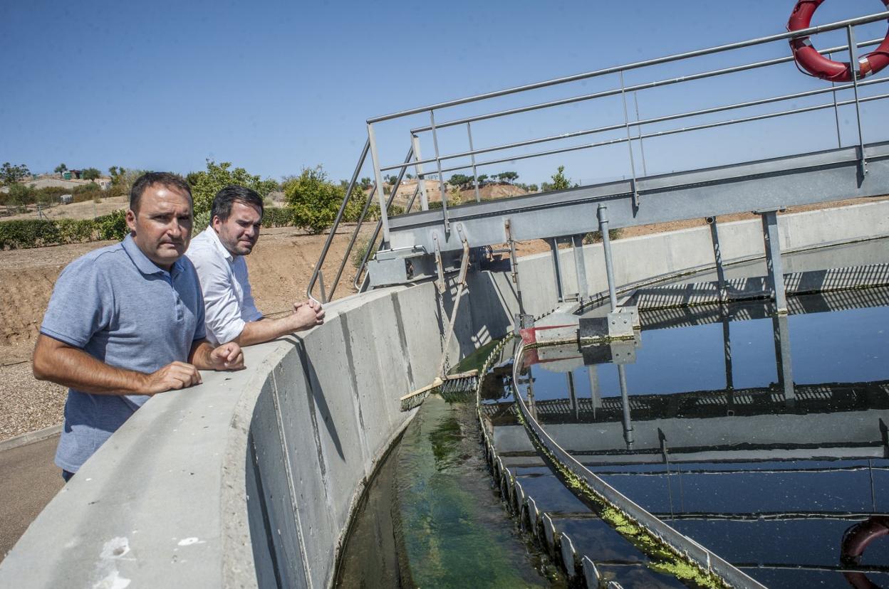 Rubén Sánchez (i), responsable de explotación de depuradoras de aguas residuales de Promedio en la instalación de Solana de los Barros. 