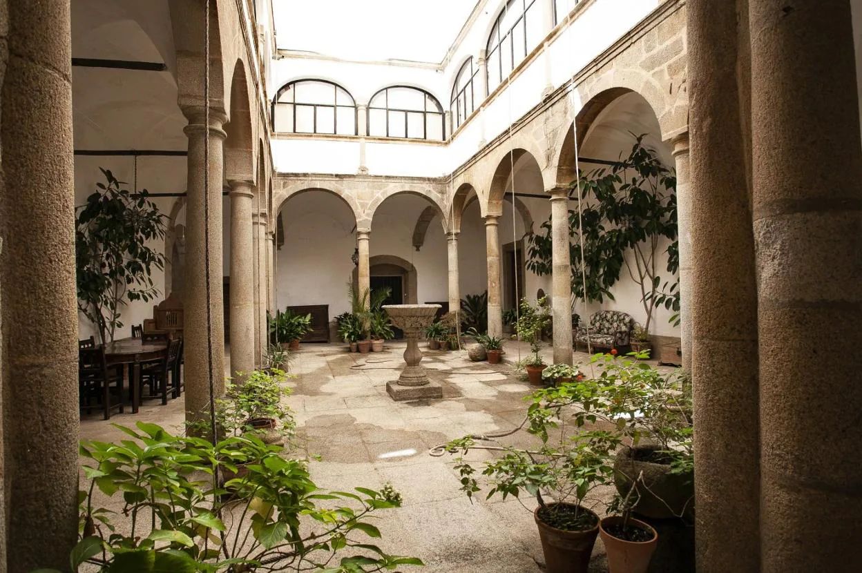 Patio con claustro porticado del Palacio de Ovando, propiedad de la Condesa de Canilleros, en la plaza de Santa María. :: jorge rey