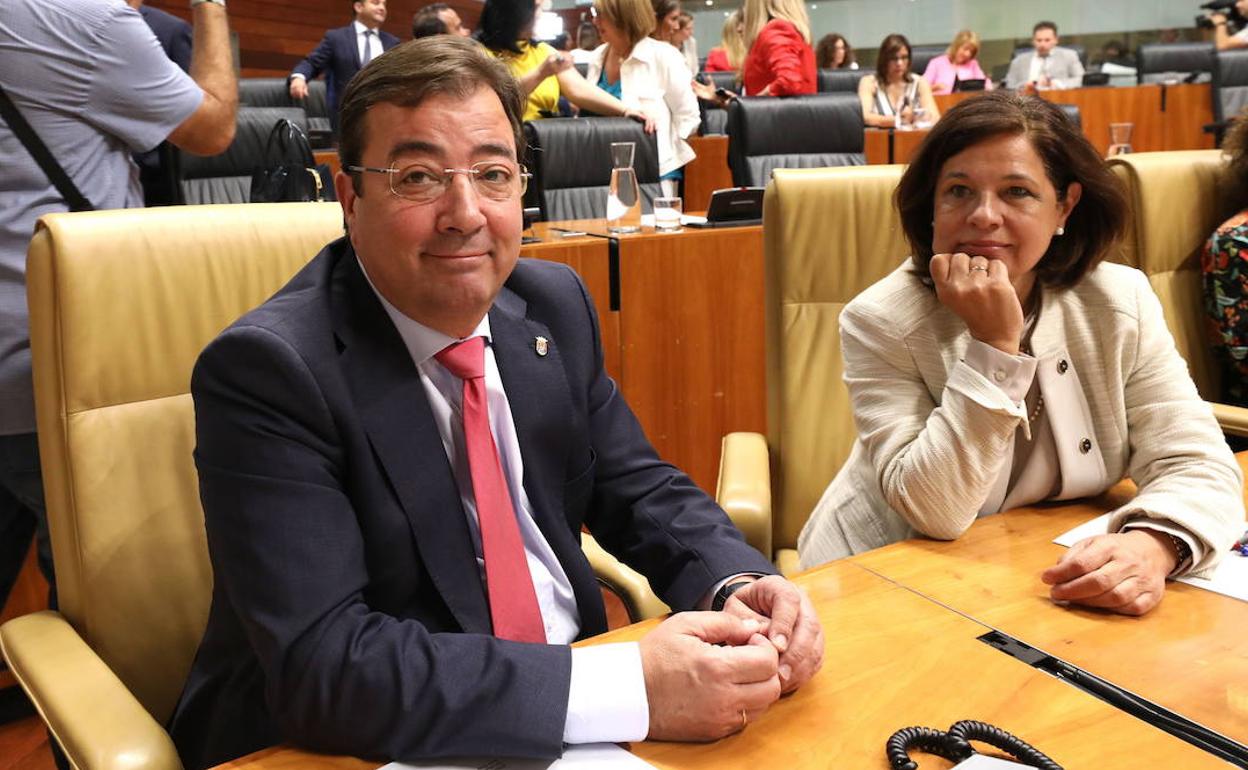 El presidente de la Junta, Guillermo Fernández Vara, y la consejera de Hacienda Pilar Blanco-Morales, en la Asamblea:: HOY